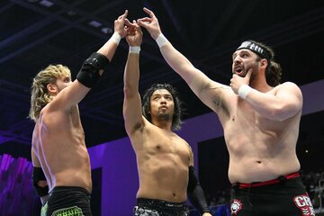 ファンタズモ(左)、オーエンズ(右)とポーズを決めるKENTA