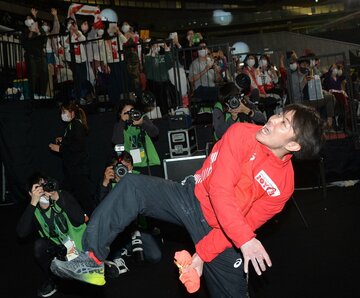  イベントで客席にTシャツを投げ入れる内村航平（東スポWeb）