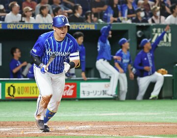 ＤｅＮＡ・牧(左)が９回に放った逆転２ランで…