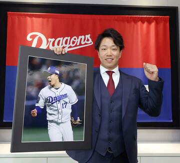  中部運動記者クラブのプロ野球分科会から最優秀選手として表彰された中日・柳