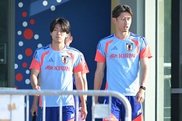 中村敬斗（左）と伊藤洋輝