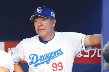 まさかの事態に、ベンチで表情が曇る中日・井上監督