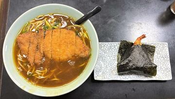 大人気の「カツカレーそば」（左）と「えびむすび」