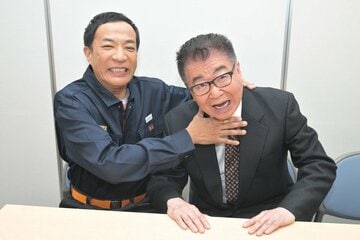 首を絞められながら謝る生島ヒロシ