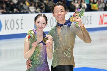 ペアで優勝した長岡柚奈（左）と森口澄士
