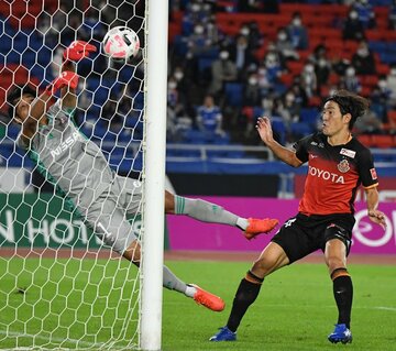  負傷した金崎㊨