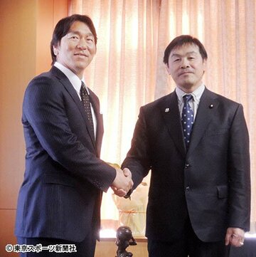 馳浩文科相（右）と握手する松井秀喜氏