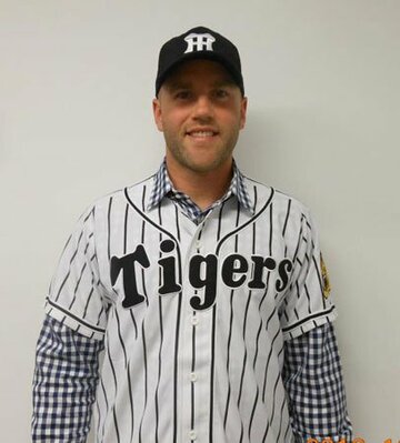 阪神入りが決まったキャンベルは縦じまのユニホーム姿を公開（阪神タイガース提供）