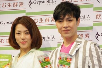 吉岡美穂(左)とＩＺＡＭ（２０１２年）