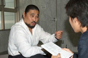 本紙記者の取材に応じる谷津嘉章（03年9月）