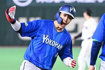 ９回に勝ち越し本塁打を放ち、喜びを爆発させながらダイヤモンドを１周したDeNA・度会隆輝