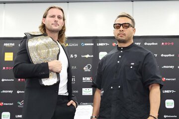 会見に出席したシェイン・ヘイスト（左）とＫＥＮＴＡ