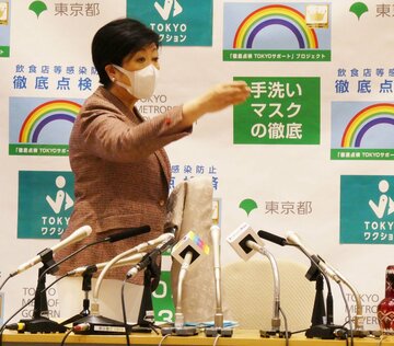  質疑応答に応える小池百合子（東スポWeb）