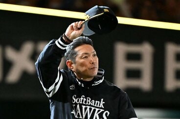 勝利しファンの声援にこたえる小久保監督