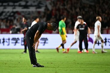逆転負けしサポーターに向かって頭を下げた福岡・塚原監督