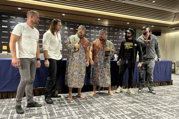 左からマイキー・ニコルス、シェイン・ヘイスト、征矢学、飯野雄貴、カール・アンダーソン、ドク・ギャローズ