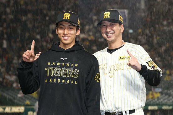プロ入り初勝利を挙げた茨木秀俊は藤川監督と「1勝」ポーズ