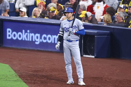 打席に備える大谷翔平