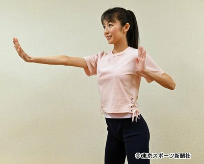  出していない方の腕を力強く引きましょう