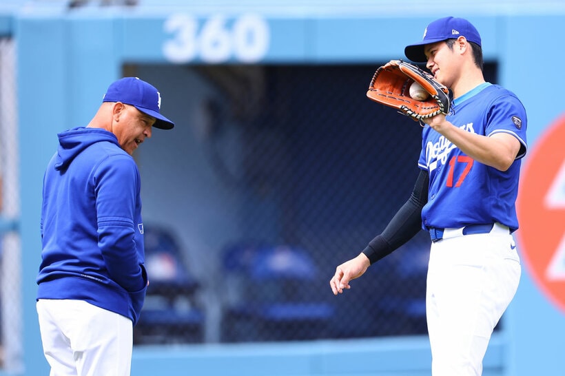 デーブ・ロバーツ監督（左）と大谷翔平（右）