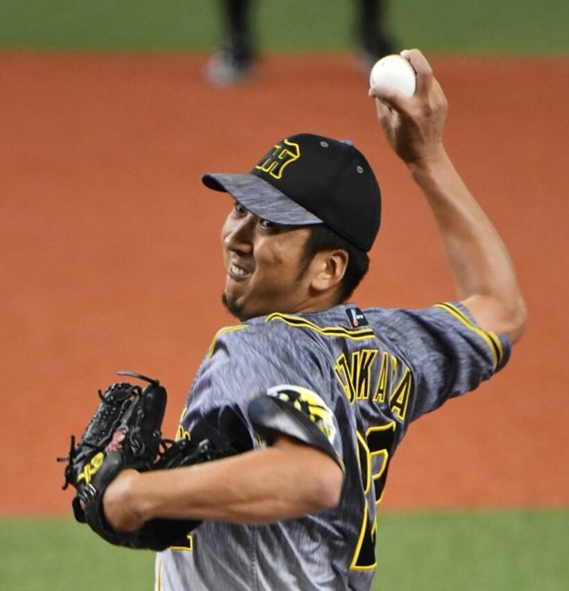  藤川の黒いグラブには火の玉守護神の探求心が詰まっている