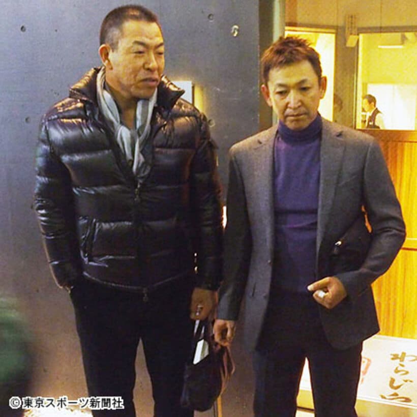 沈痛な表情の立浪氏（右）と井上氏