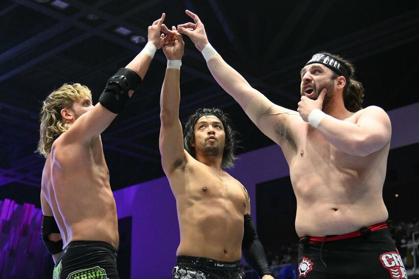 ファンタズモ(左)、オーエンズ(右)とポーズを決めるKENTA