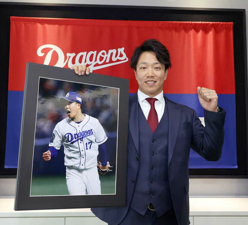  中部運動記者クラブのプロ野球分科会から最優秀選手として表彰された中日・柳