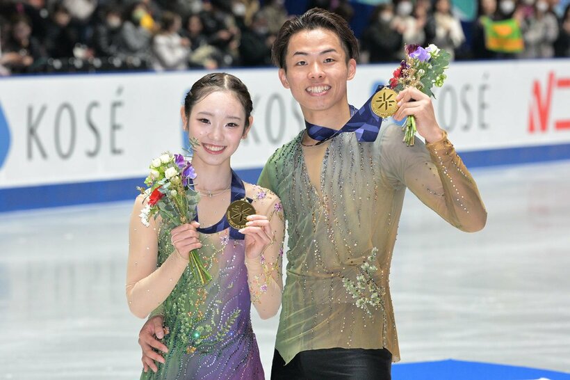 ペアで優勝した長岡柚奈（左）と森口澄士