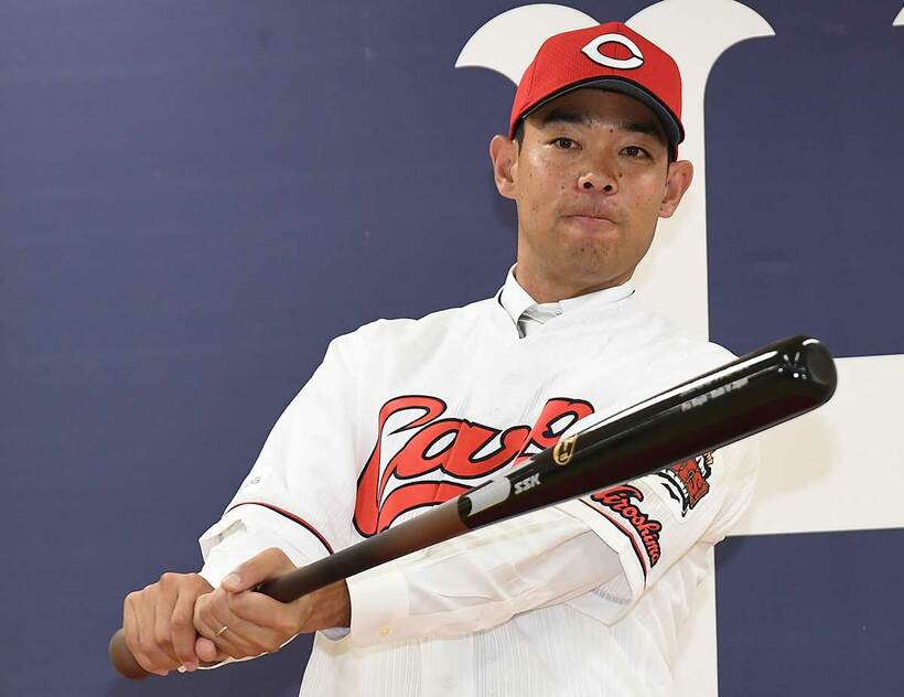  入団会見でポーズを決めた秋山翔吾（東スポWeb）