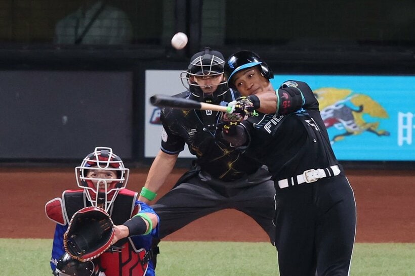 巨人・山崎伊のスローカーブを捉えた日本ハム・万波。黒ユニは新庄監督の指定だった
