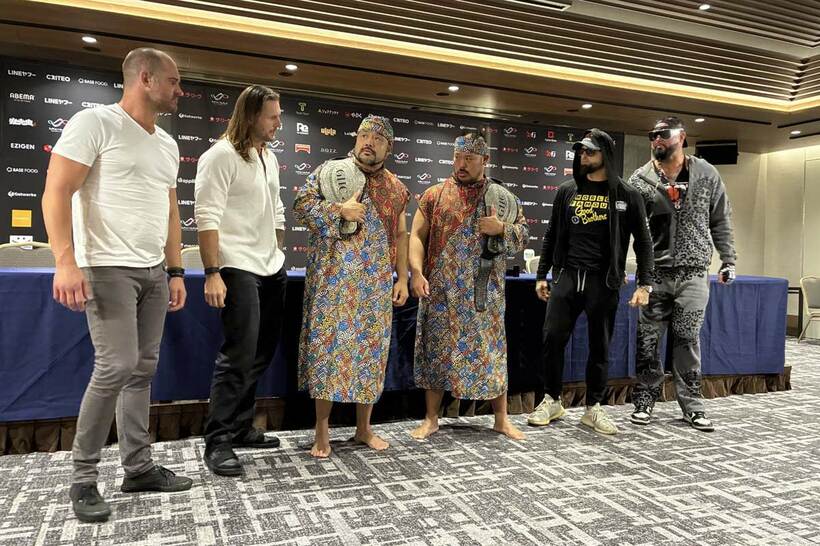 左からマイキー・ニコルス、シェイン・ヘイスト、征矢学、飯野雄貴、カール・アンダーソン、ドク・ギャローズ
