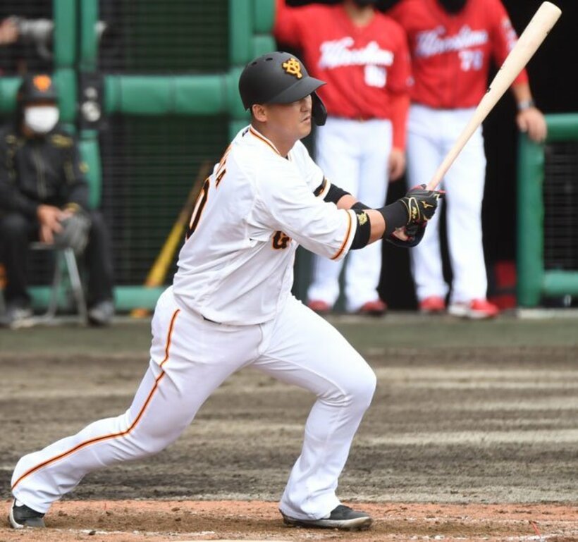  初実戦で安打を放った巨人・中田翔（東スポWeb）