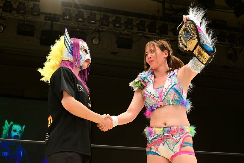 Sフライ級王座の次期挑戦者にハミングバード(左)を指名した岩谷麻優