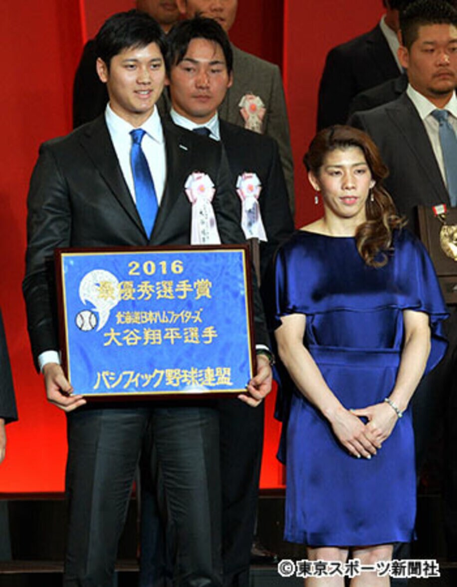 MVPを獲得した大谷（左）はプレゼンターの吉田沙保里と並んで笑顔