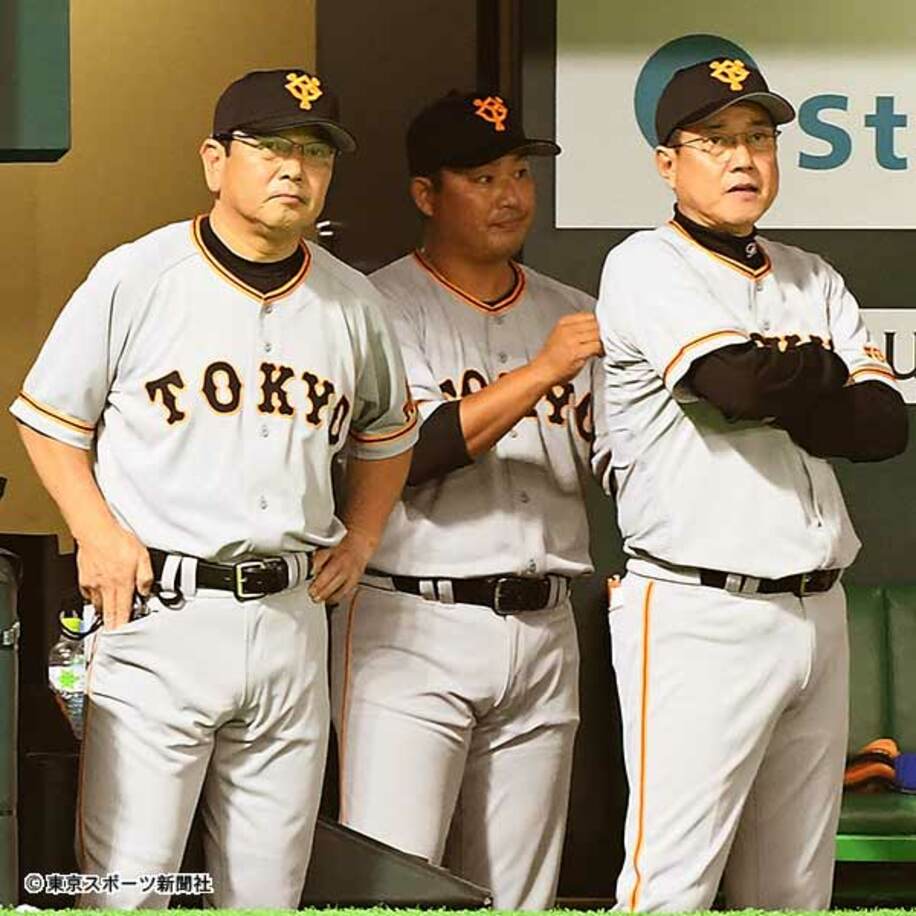  ベンチで渋い表情の原監督（右）と吉村コーチ。中央が村田修コーチ
