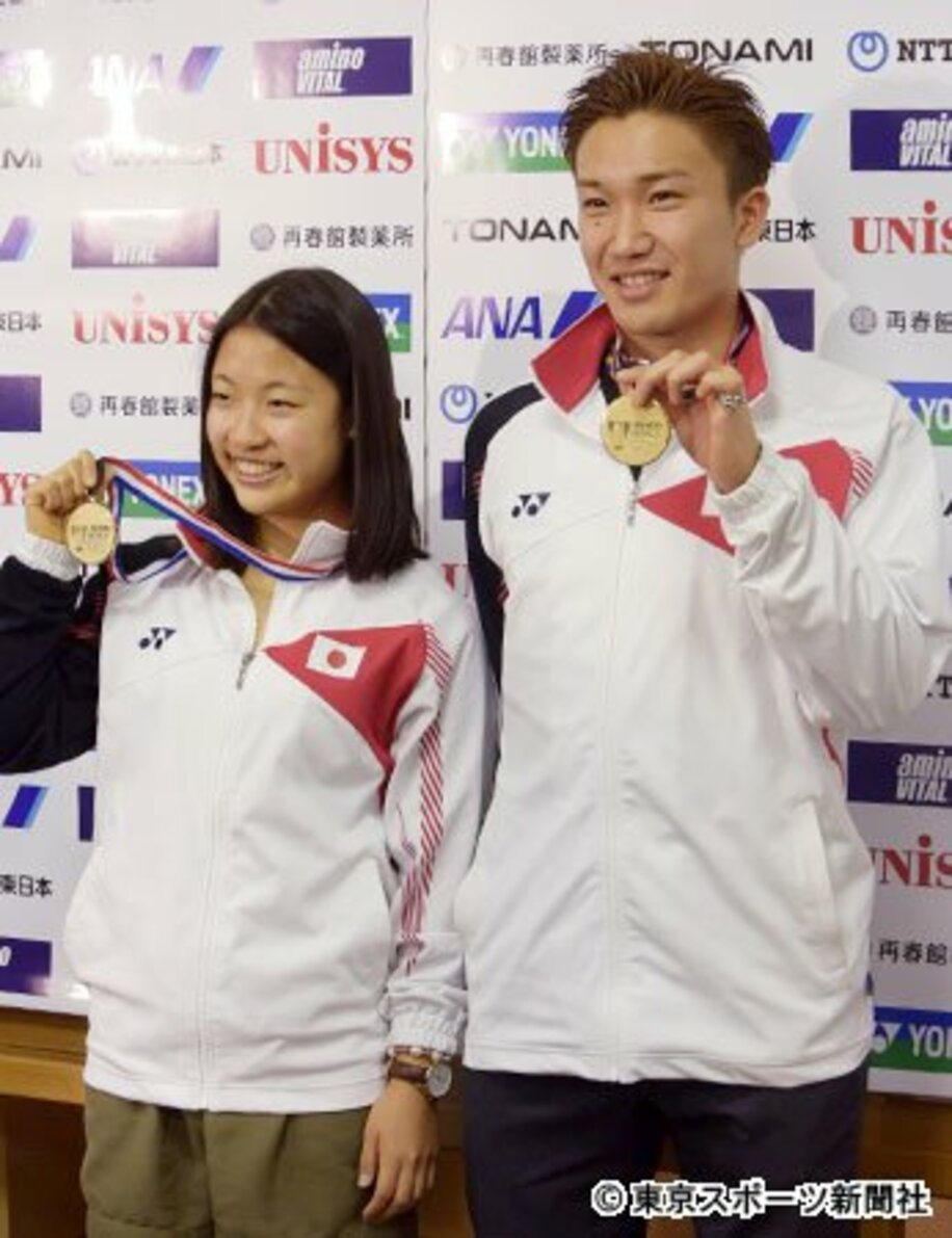 メダルを手に笑顔の桃田（右）と奥原