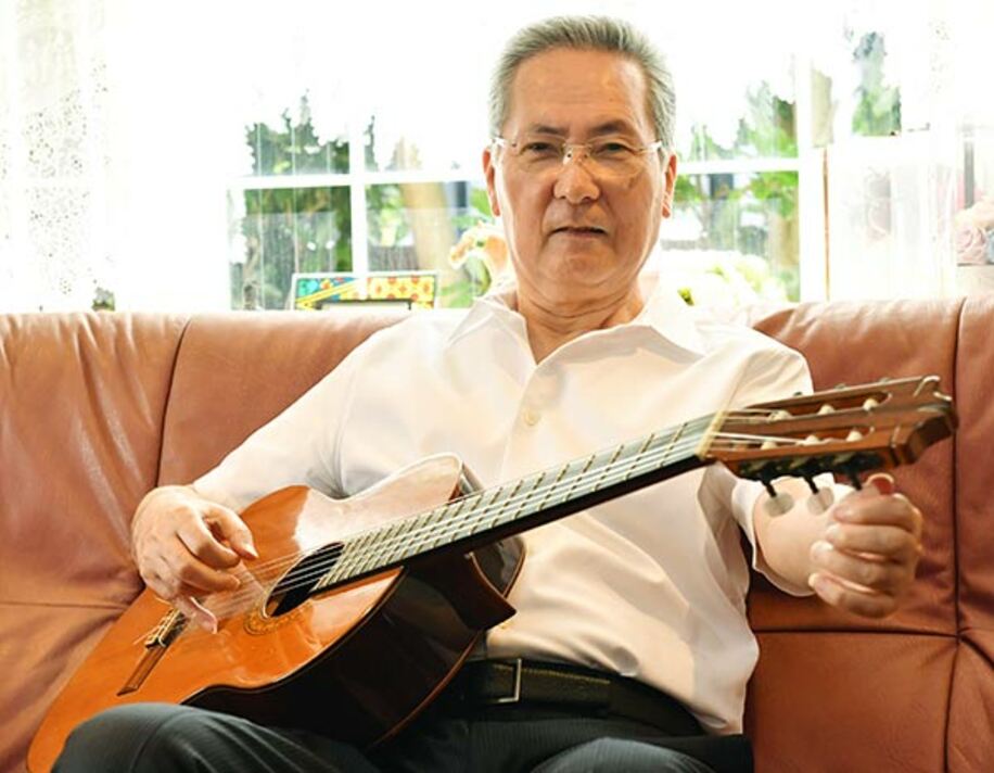  小学校高学年からギターを弾いていたという芹澤氏