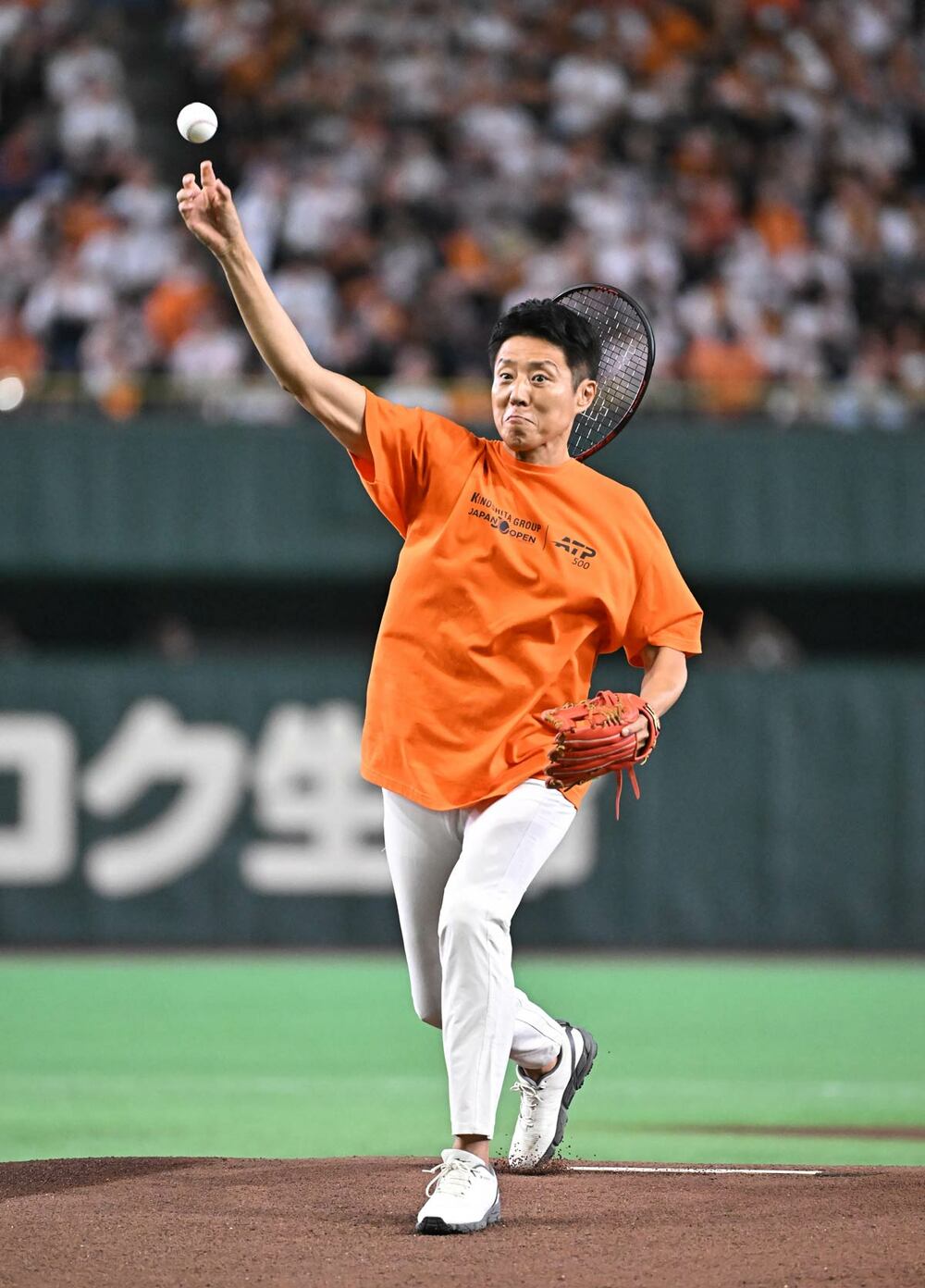 ラケットを背負い投球する松岡修造