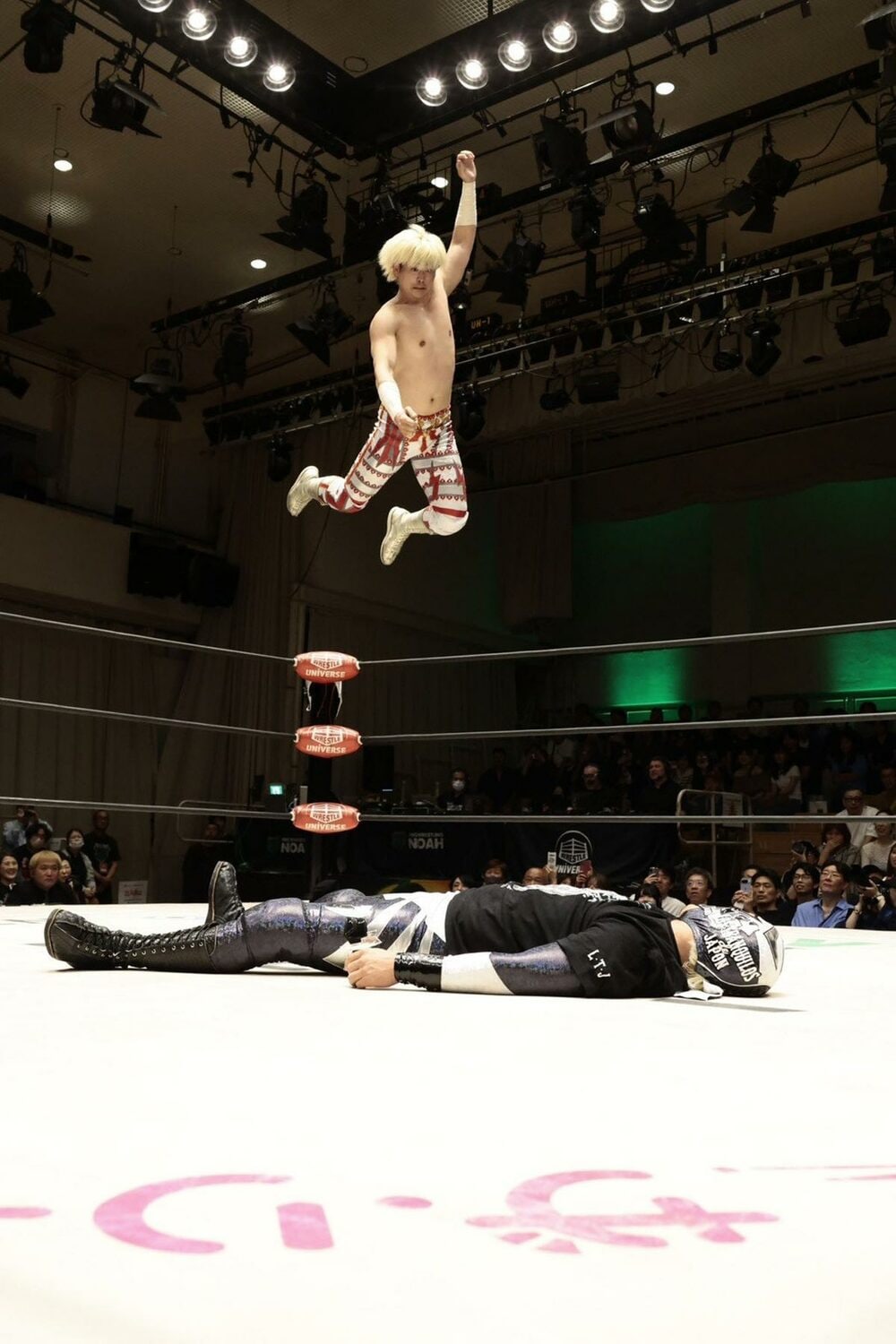 BUSHI（下）を攻める清宮海斗（プロレスリング・ノア提供）