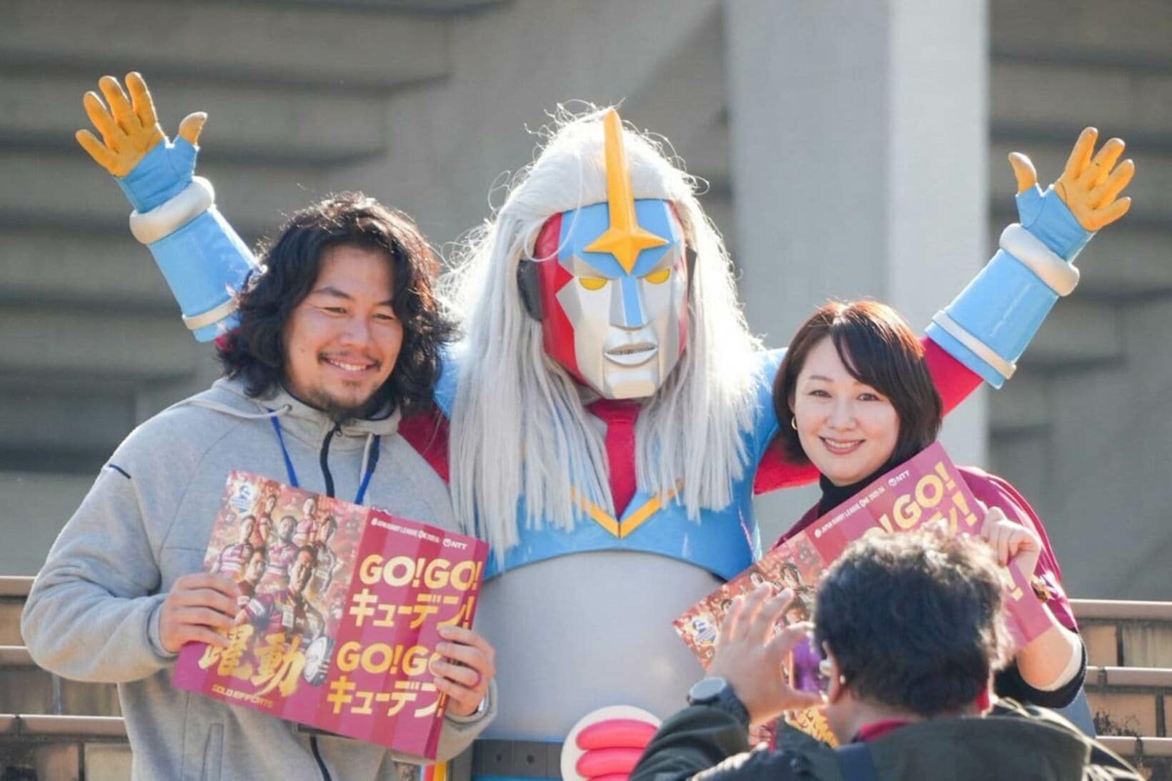 田中真一選手、バカチンガーと写る海里さん（九州電力キューデンヴォルテクス提供）