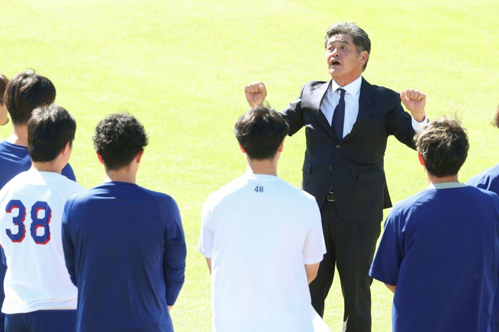 早くも主力選手にレクチャーする工藤新監督