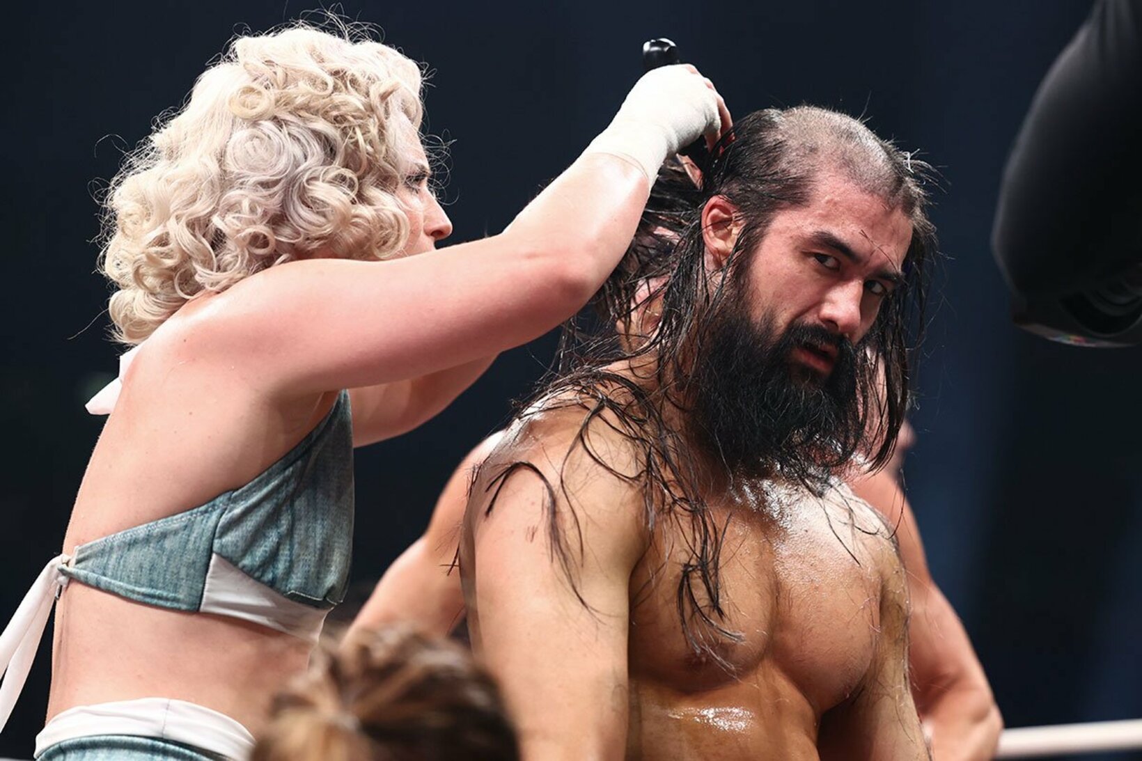 ユウタ(右)の髪をバリカンでそり上げるトニー・ストーム（©All Elite Wrestling）