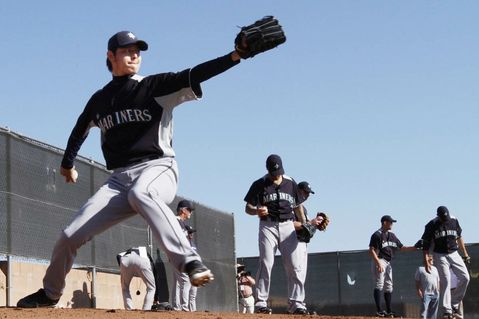 ブルペンで投球する岩隈久志（２０１２年２月）