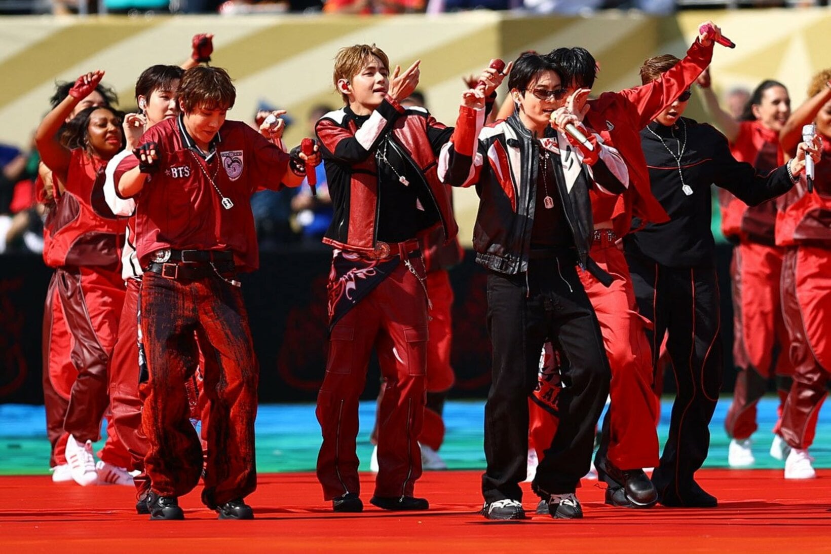 ハーフタイムショーで「Dynamite」を披露したBTS（ロイター）