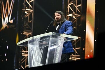 殿堂入り式典でスピーチするＡＪスタイルズ（©ＷＷＥ）