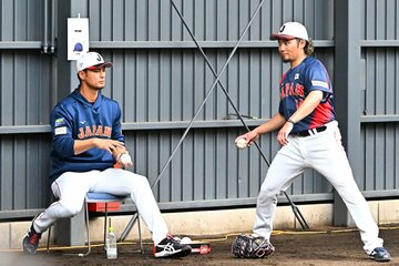 伊藤大海（右）にアドバイスを送るダルビッシュ有