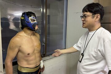 バックステージで緊急の話し合いを行ったカシンと鈴木社長