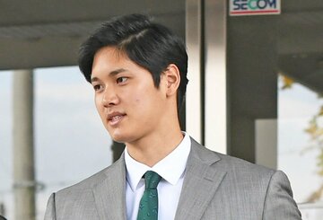 スーツ姿も似合う大谷