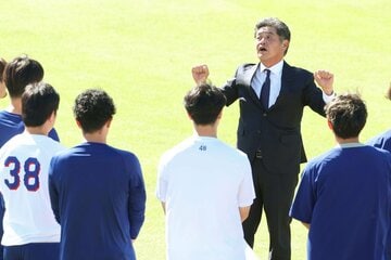 早くも主力選手にレクチャーする工藤新監督